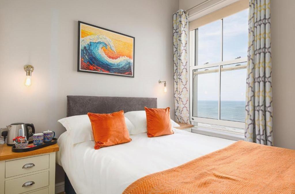 Bright sea-view bedroom